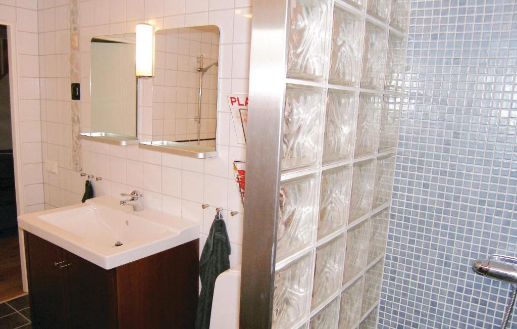 Amazing Home In Lrbro With 4 Bedrooms And Wifi photo 1