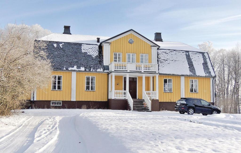 Nice Home In lmhult With 8 Bedrooms photo 2