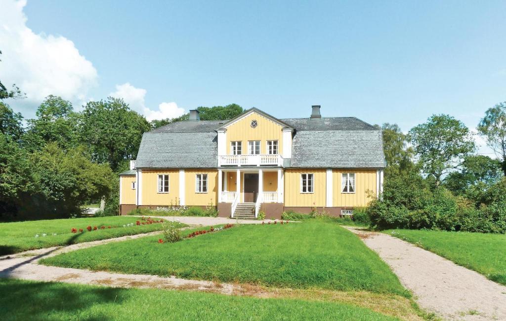 Nice Home In lmhult With 8 Bedrooms