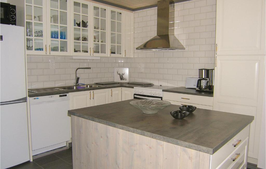 Beautiful home in Vittaryd with 4 Bedrooms, Sauna and WiFi photo 2