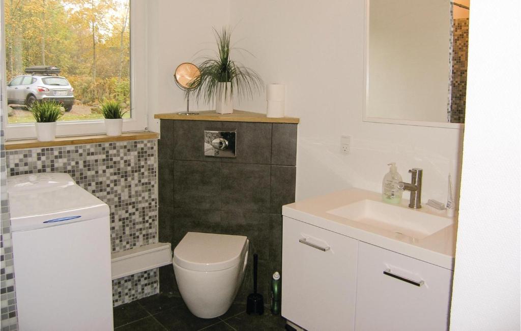 Stunning Home In Lidhult With 2 Bedrooms photo 4
