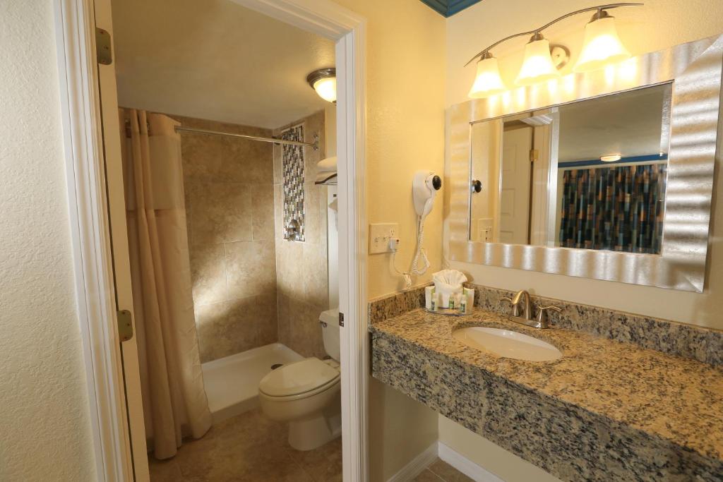 Четырехместный (Queen Room with Two Queen Beds and Communication Assitance), SureStay Plus by Best Western Orlando International Drive