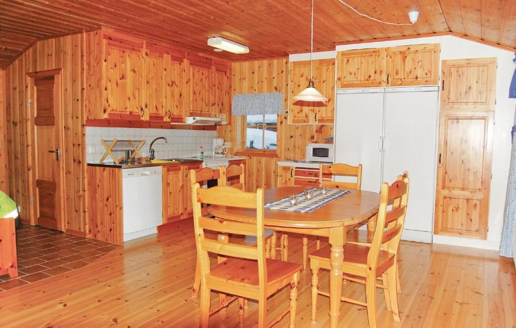 Awesome Home In lvdalen With 2 Bedrooms And Wifi photo 4