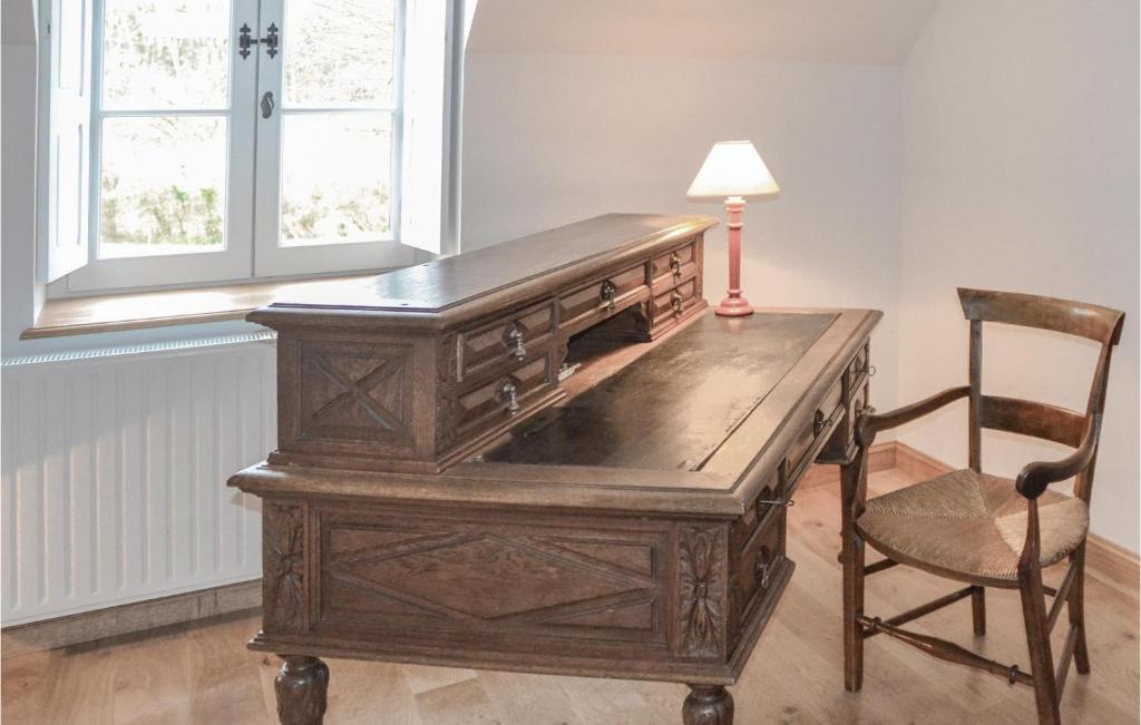 Awesome Home In Cravant Les Cteaux With 2 Bedrooms And Wifi photo 1
