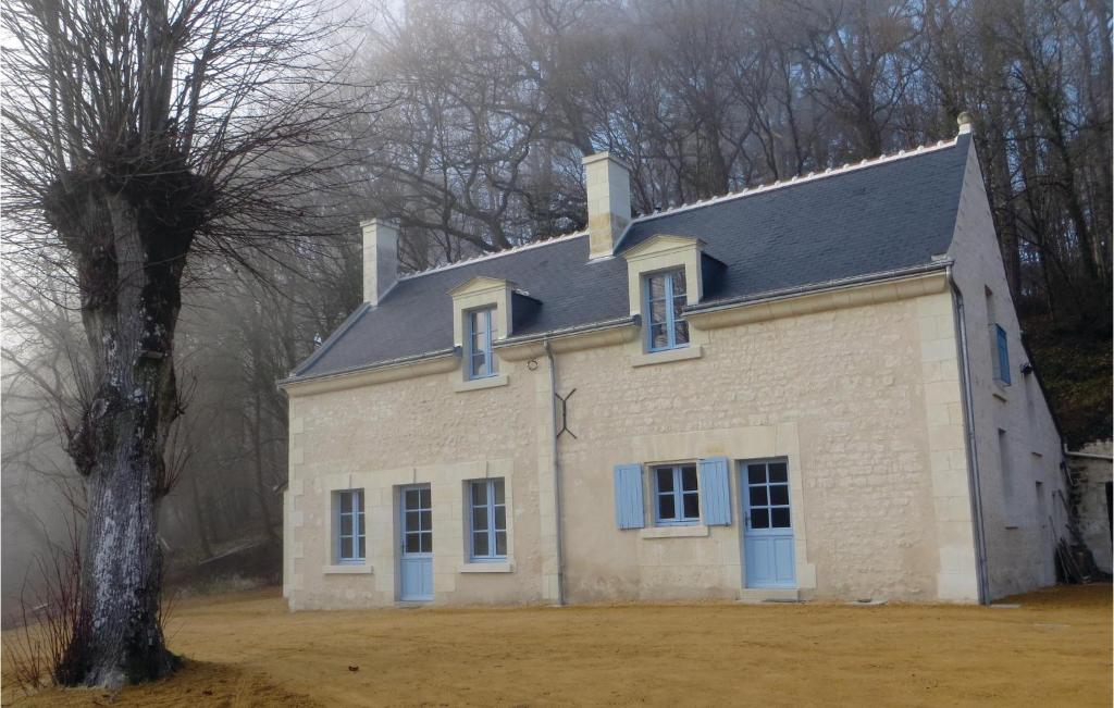 Awesome Home In Cravant Les Cteaux With 2 Bedrooms And Wifi photo 2