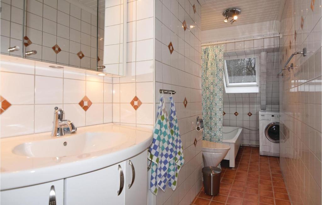 Awesome Home In Frgelanda With 4 Bedrooms photo 2