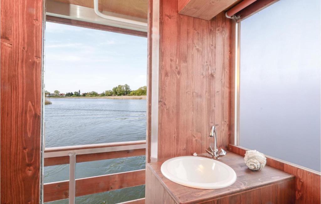 Awesome Ship-boat In Neustrelitz With 2 Bedrooms And Wifi photo 3