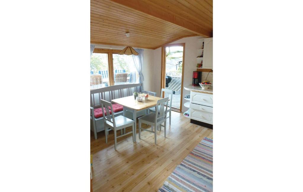Beautiful home in Frgelanda with 4 Bedrooms and WiFi photo 3