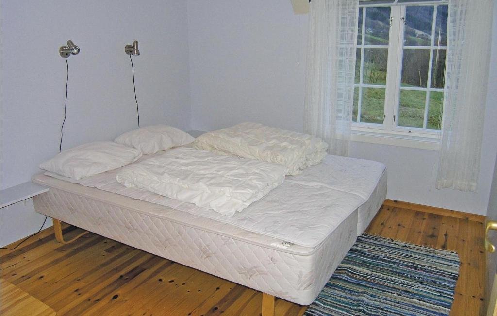 Stunning Home In Skei I Jlster With 4 Bedrooms photo 2