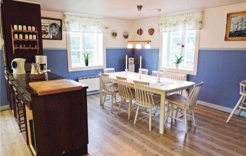 Amazing Home In Markaryd With 4 Bedrooms, Sauna And Indoor Swimming Pool photo 2