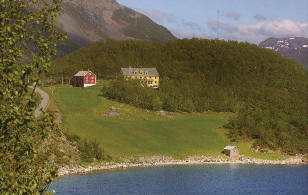 Nice Home In Korsfjorden With 4 Bedrooms And Wifi