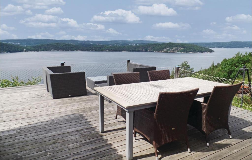 Awesome Home In Nordre Frogn With 3 Bedrooms And Wifi photo 3