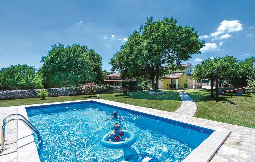 Amazing Home In Badnjevari With 2 Bedrooms, Wifi And Outdoor Swimming Pool