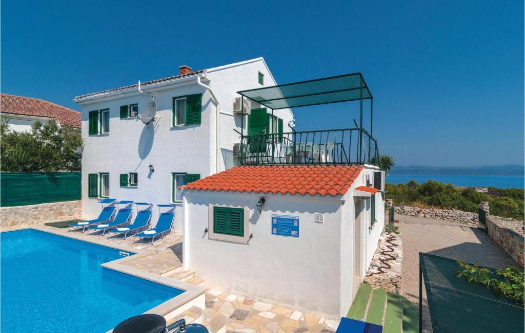 Amazing Home In Rogac With 4 Bedrooms, Wifi And Outdoor Swimming Pool