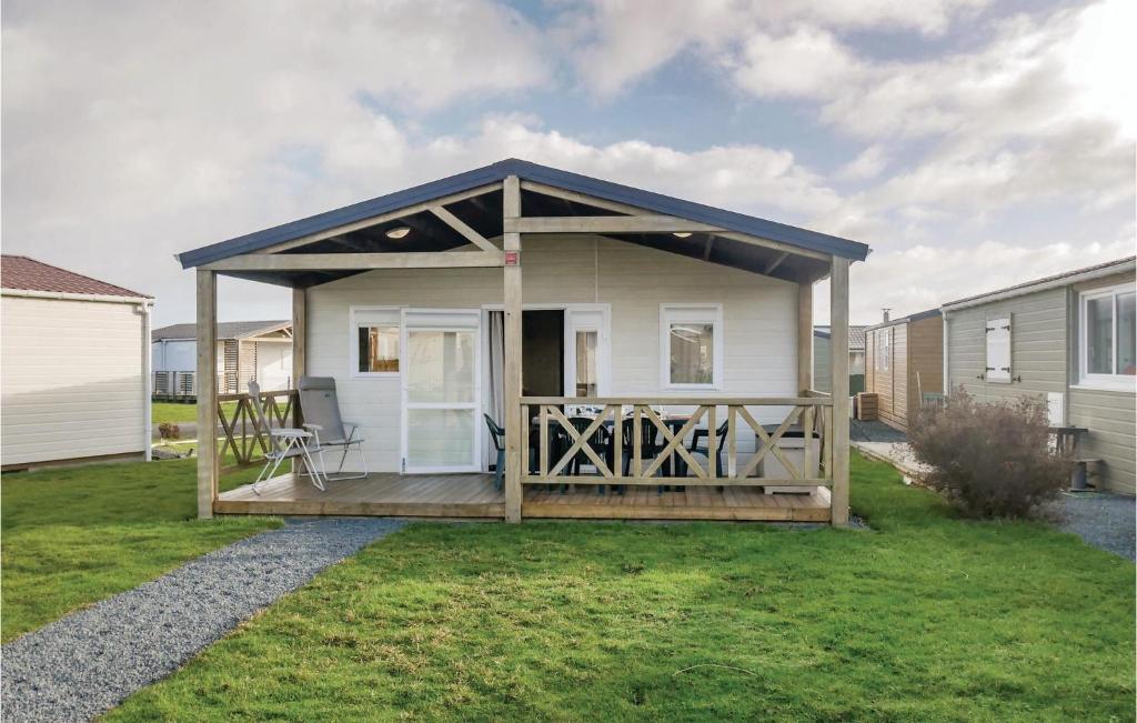 Amazing Home In Grandcamp Maisy With 3 Bedrooms, Wifi And Outdoor Swimming Pool