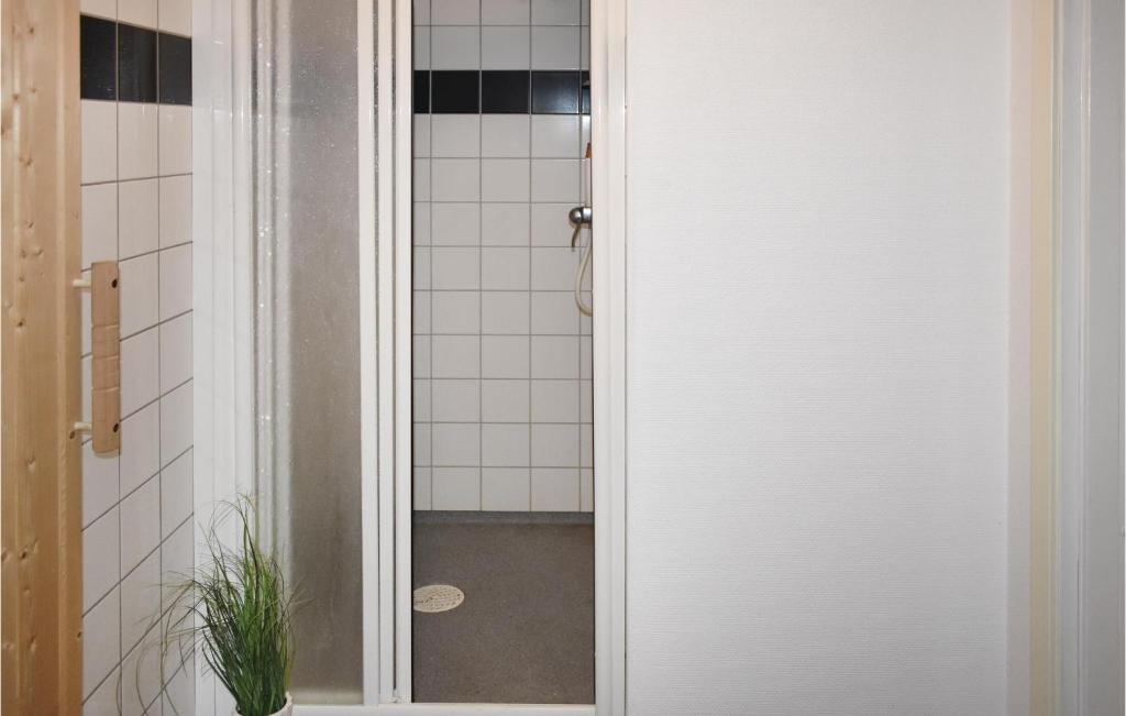 Awesome Apartment In Finspng With 4 Bedrooms And Wifi photo 1