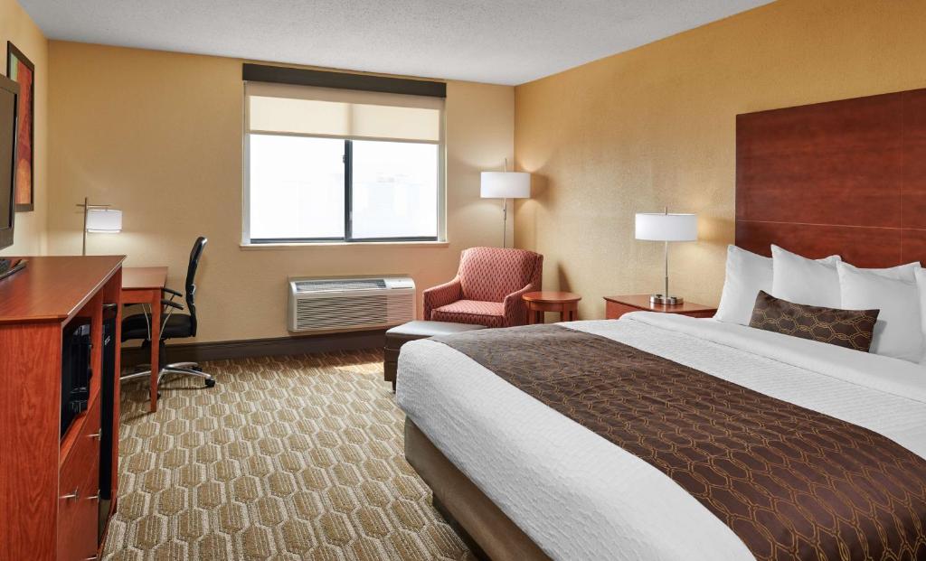Best Western Plus Milwaukee Airport Hotel & Conference Ctr Room Type - King Room - Non-Smoking