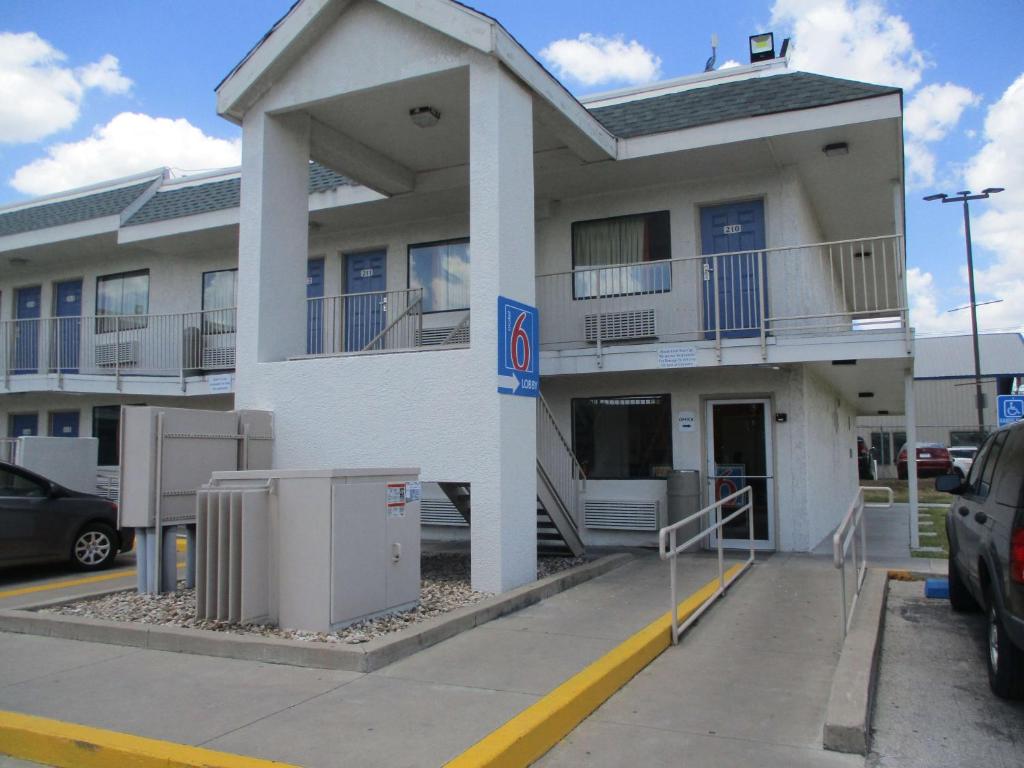 Motel 6-Austin, TX photo 1