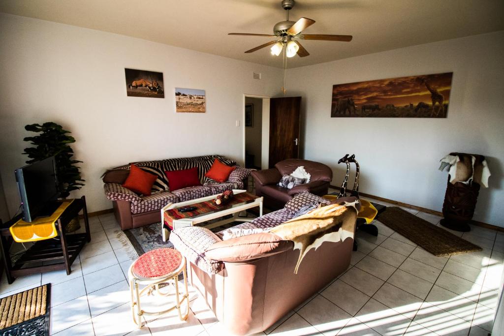 John-Lou's One-bedroom Apartment photo 4