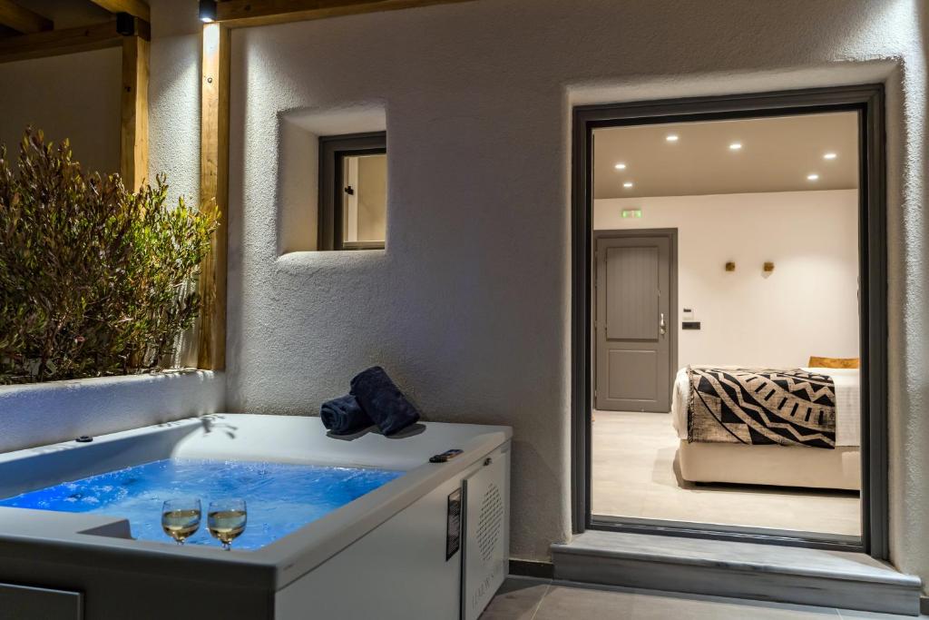 Сьюит (Люкс с гидромассажной ванной на открытом воздухе и террасой), Lemon Suites Santorini