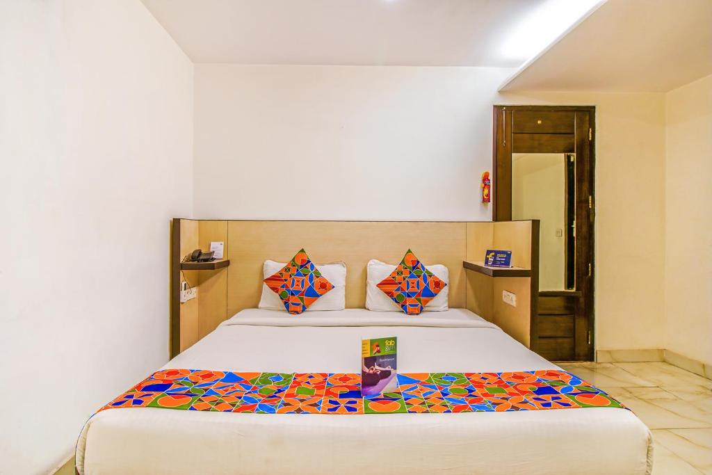 Двухместный (Улучшенный двухместный номер с 1 кроватью), FabHotel White Klove Paharganj