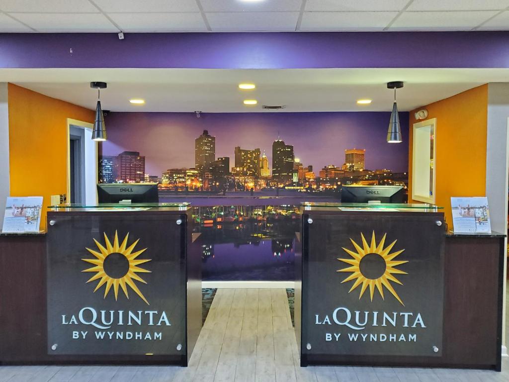La Quinta Inn & Suites by Wyndham Memphis Airport Graceland image