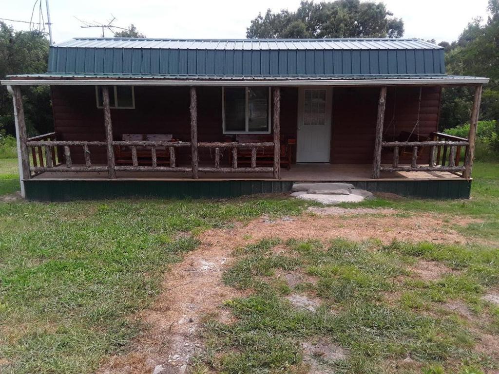 Amish made cedar cabin with a loft on a buffalo farm close to the Buffalo River image