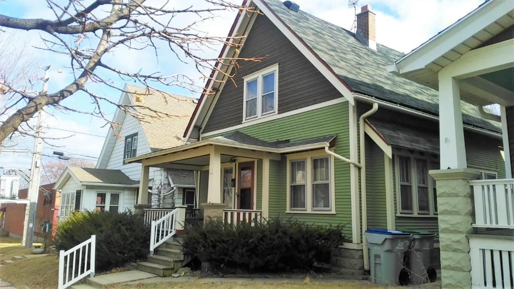 Comfortable 3 BR Craftsman Bungalow in Milwaukee's Bay View Neighborhood image
