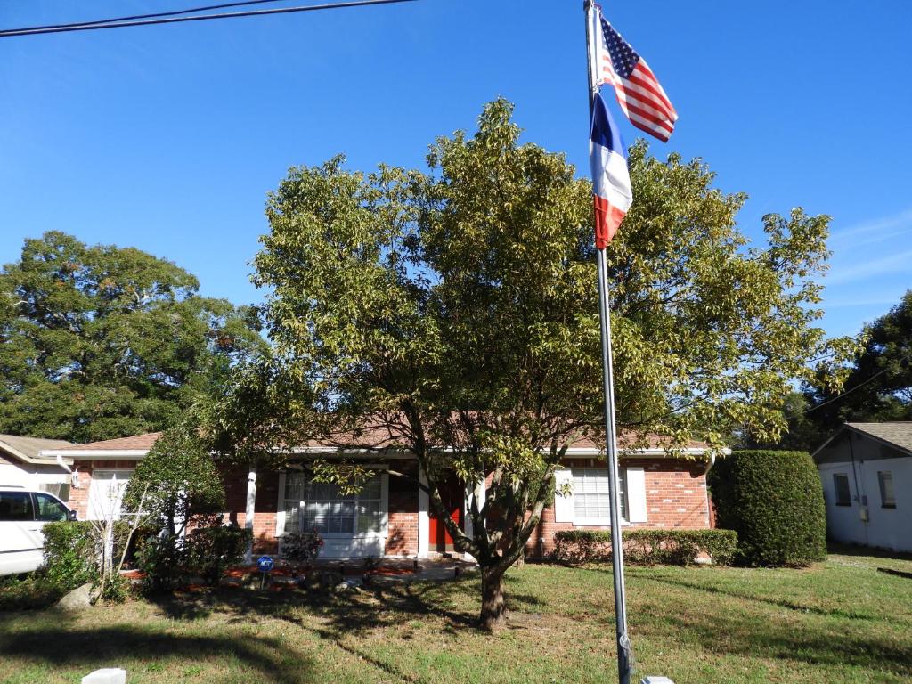 The Flo's House image