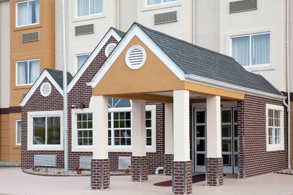 Microtel Inn & Suites by Wyndham Charleston WV image