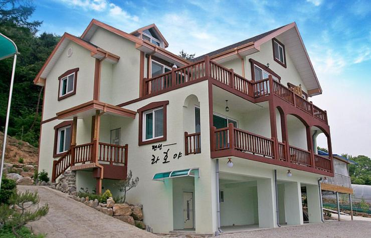 LaHoya Pension photo 2