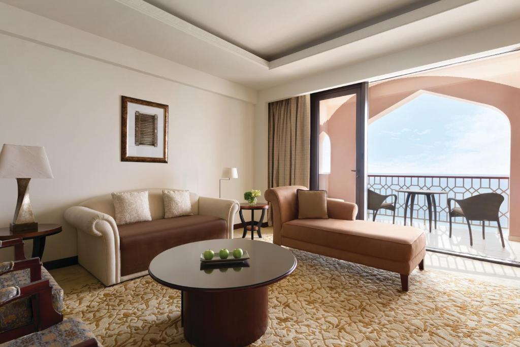 Сьюит (Люкс «Аль-Хусн» с 1 спальней), Shangri-La Al Husn Resort & Spa