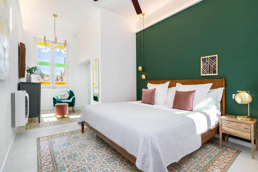 Amazing Art Deco Villa 150m to sea with Daily Housekeeping, Bormla