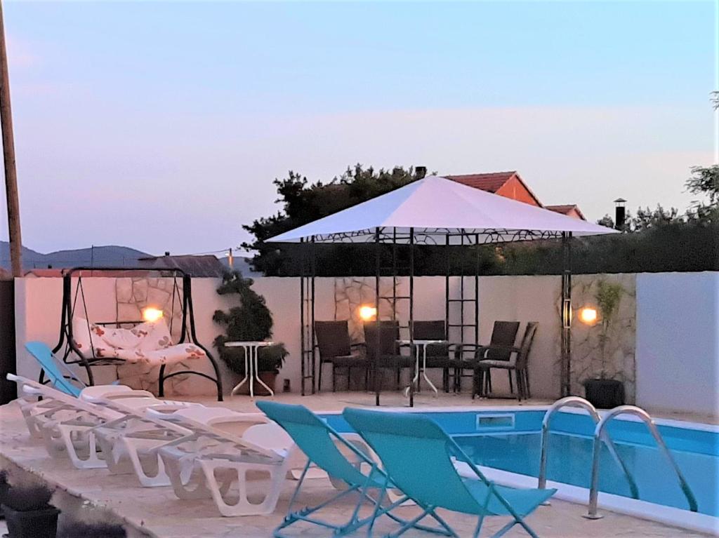Apartments"Nika" with private pool photo 3