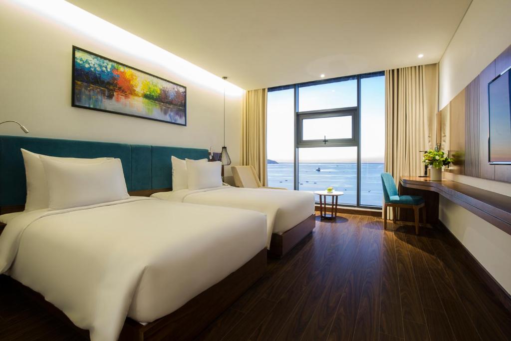 Maximilan Danang Beach Hotel