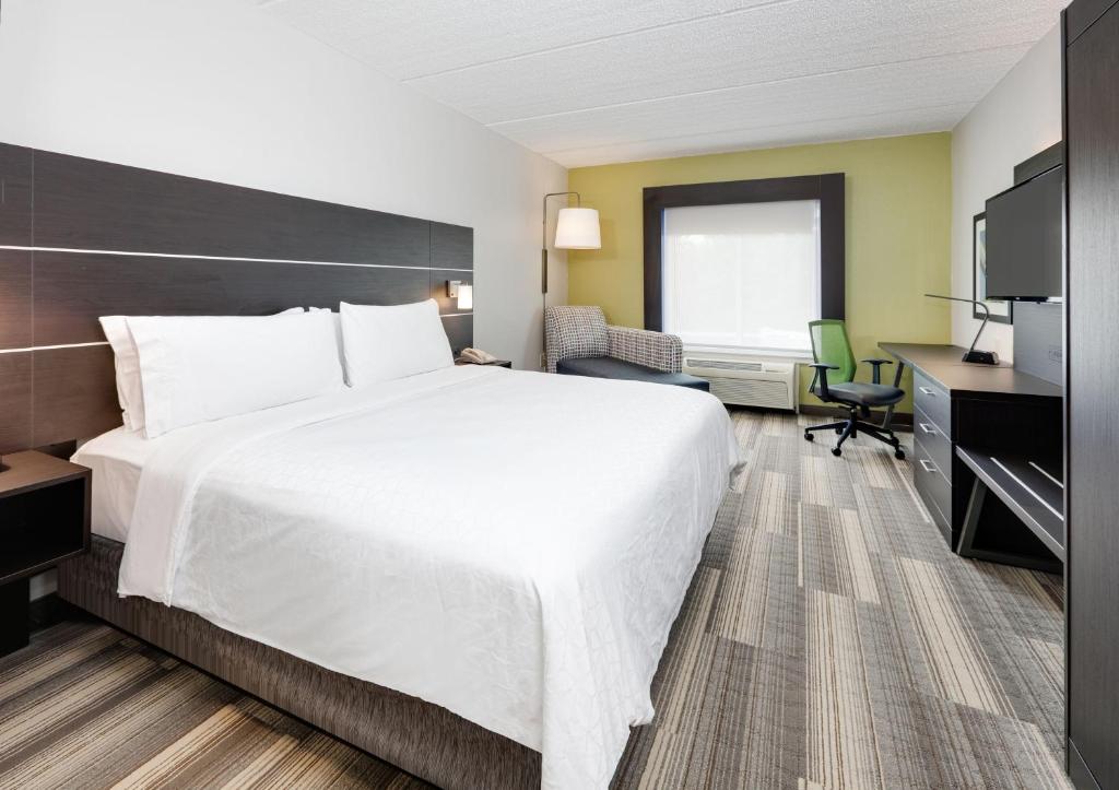 Holiday Inn Express Hotel & Suites Dublin, an IHG Hotel photo 2