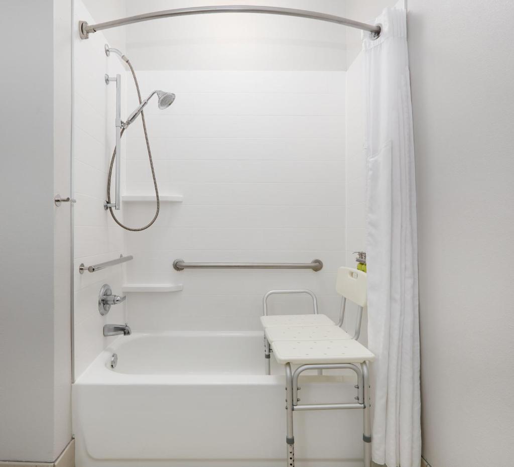 Holiday Inn Express Hotel & Suites Dublin, an IHG Hotel photo 3
