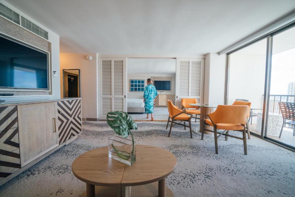 Сьюит (Люкс с 1 кроватью размера «king-size» и видом на океан), Waikiki Beachcomber by Outrigger