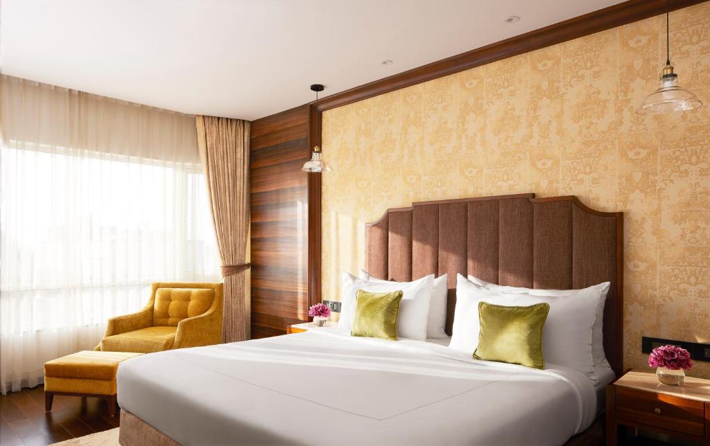 Сьюит (SeleQtions Suite City View King Bed - Inclusive of Bombay Chai - 15% off on Trattoria food and soft beverage (Offer till Sep 30,2021), 20% off on Fleet Assured Services), Vivanta by Taj President