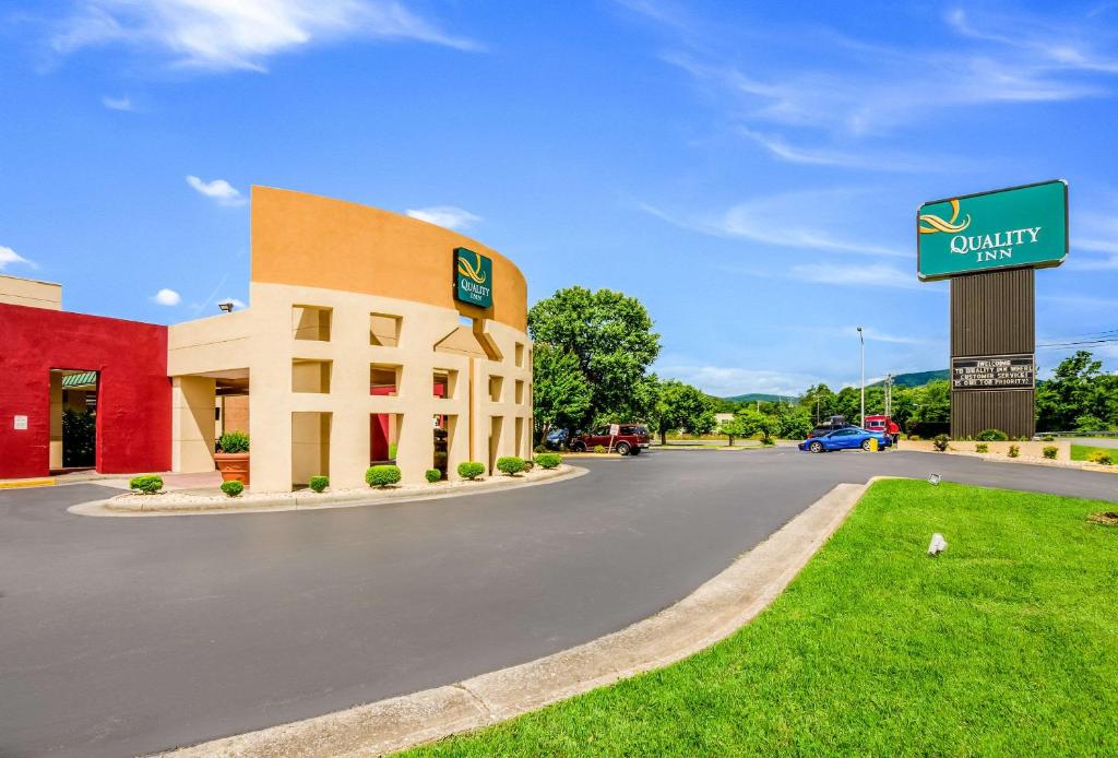 Quality Inn Roanoke Airport image
