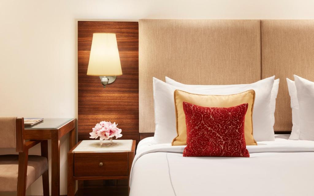Сьюит (Premium Room City View King Bed - Inclusive of Bombay Chai - 15% off on Trattoria food and soft beverage (Offer till Sep 30,2021), 20% off on Fleet Assured Services), Vivanta by Taj President