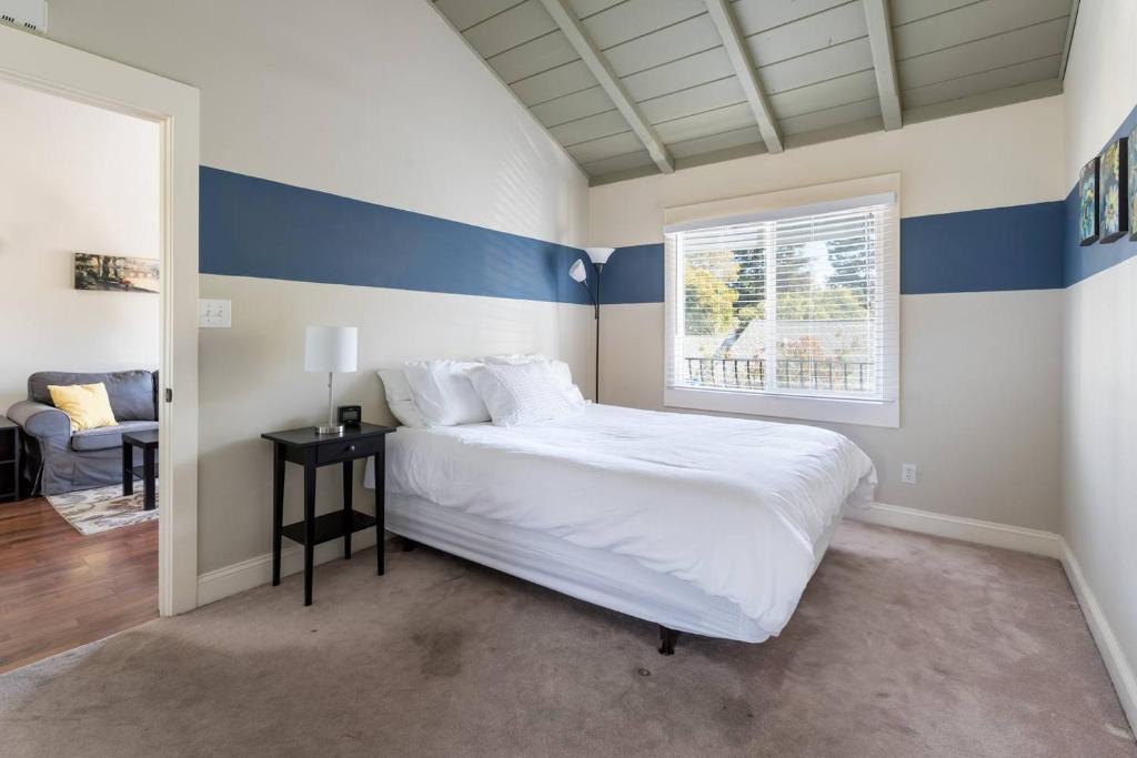 Spacious, Soaring Ceilings, Near Downtown MV, GOOG photo 2