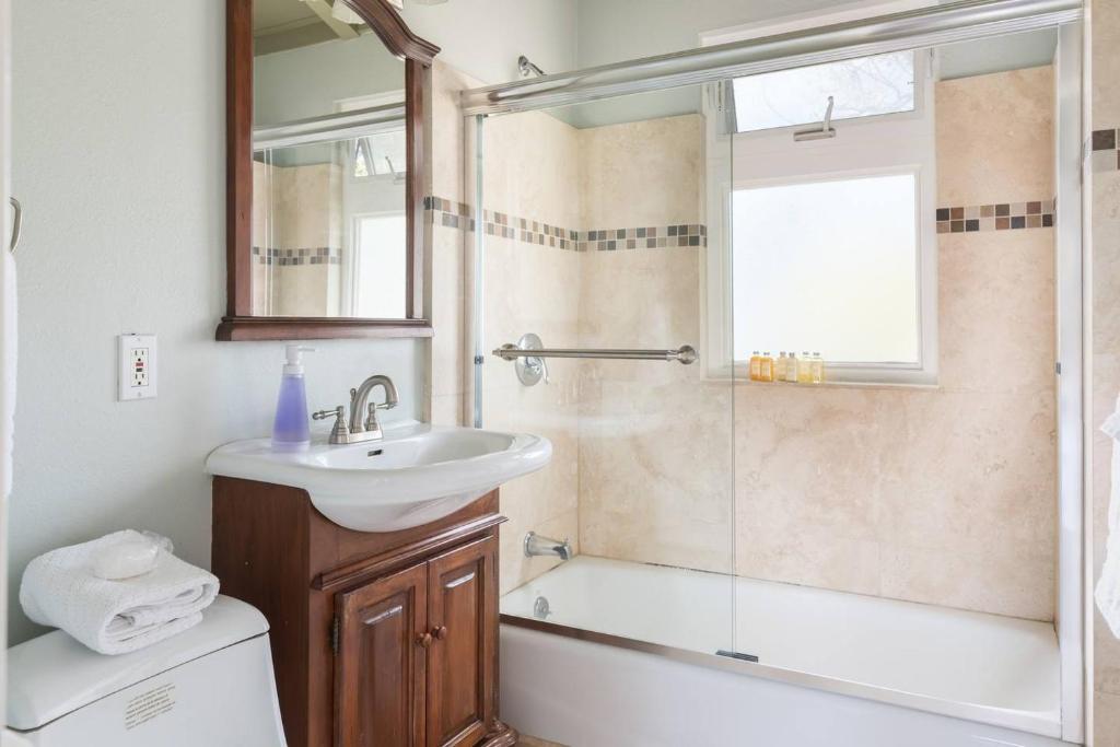 Spacious, Soaring Ceilings, Near Downtown MV, GOOG photo 4