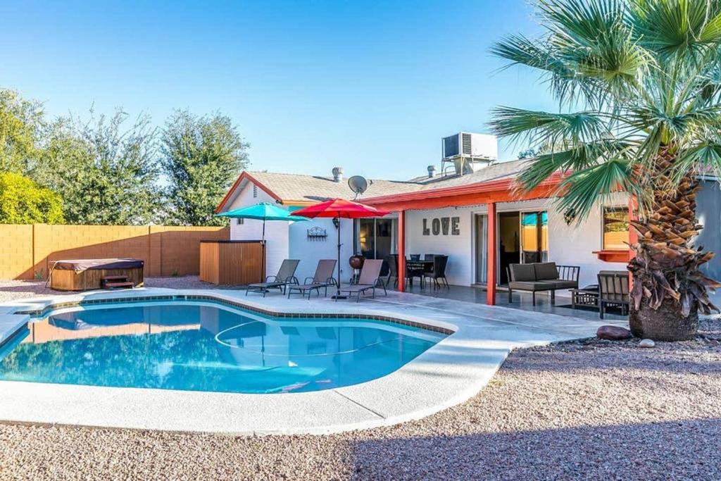 Larkspur Villa - Lovely & Entertaining Hot Tub with pool, resort living! image