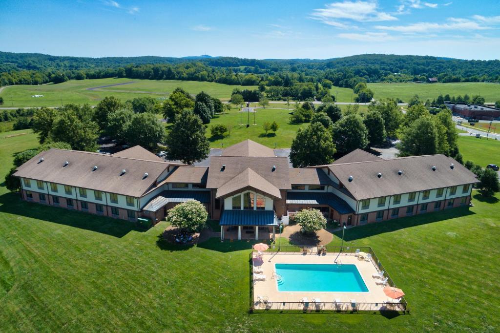 Round Hill Inn photo 2