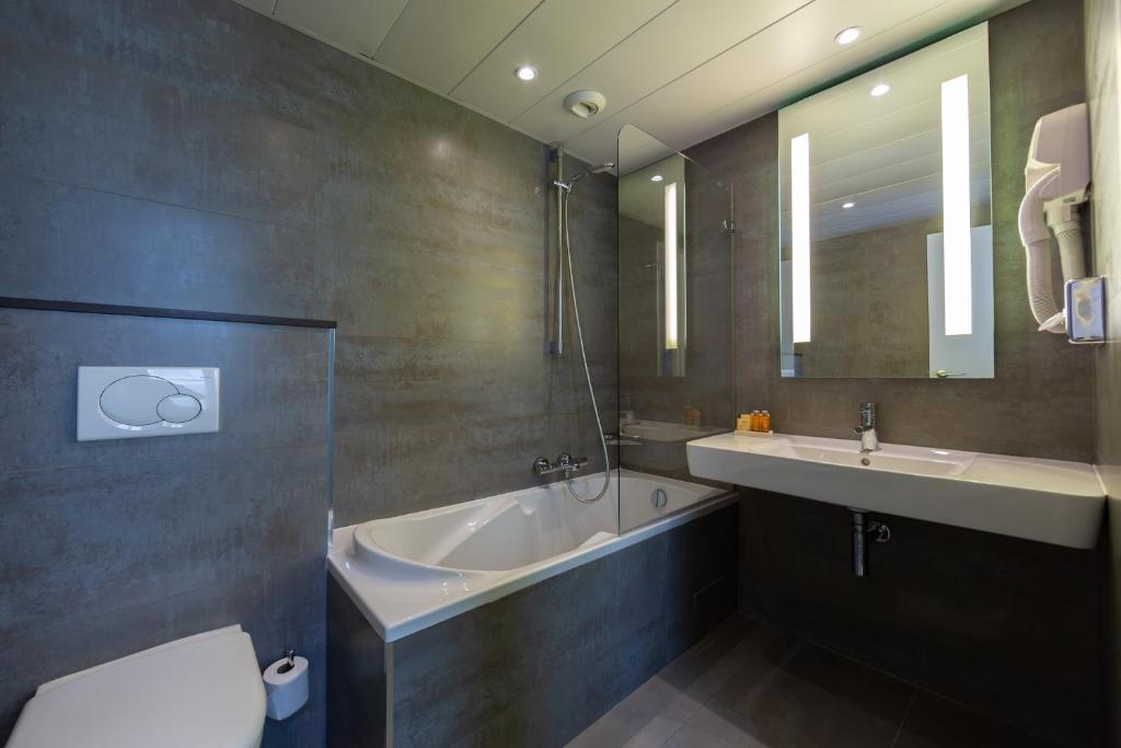 Трехместный (Трехместный номер с ванной), Best Western Sèvres Montparnasse