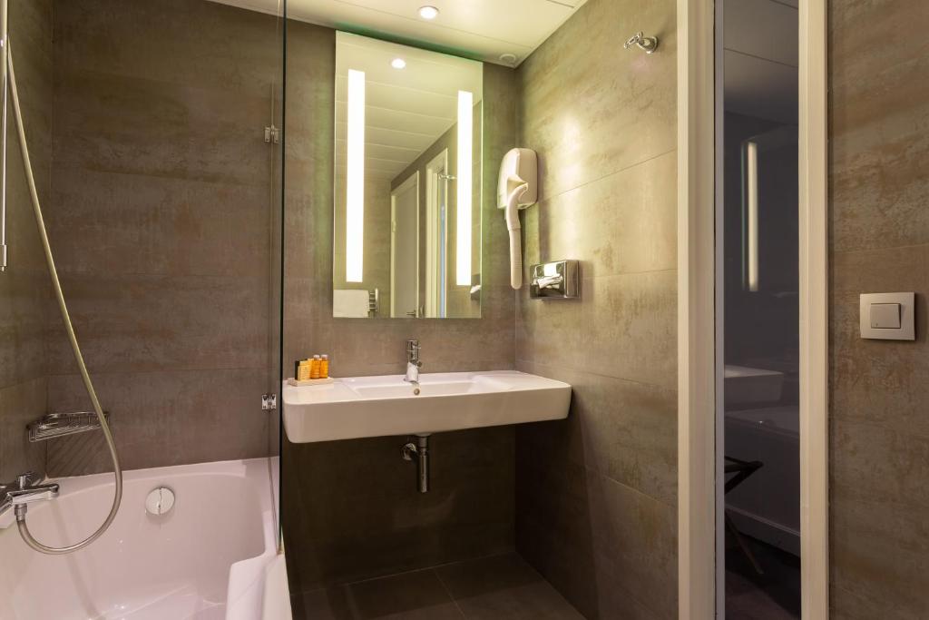 Трехместный (Трехместный номер с ванной), Best Western Sèvres Montparnasse