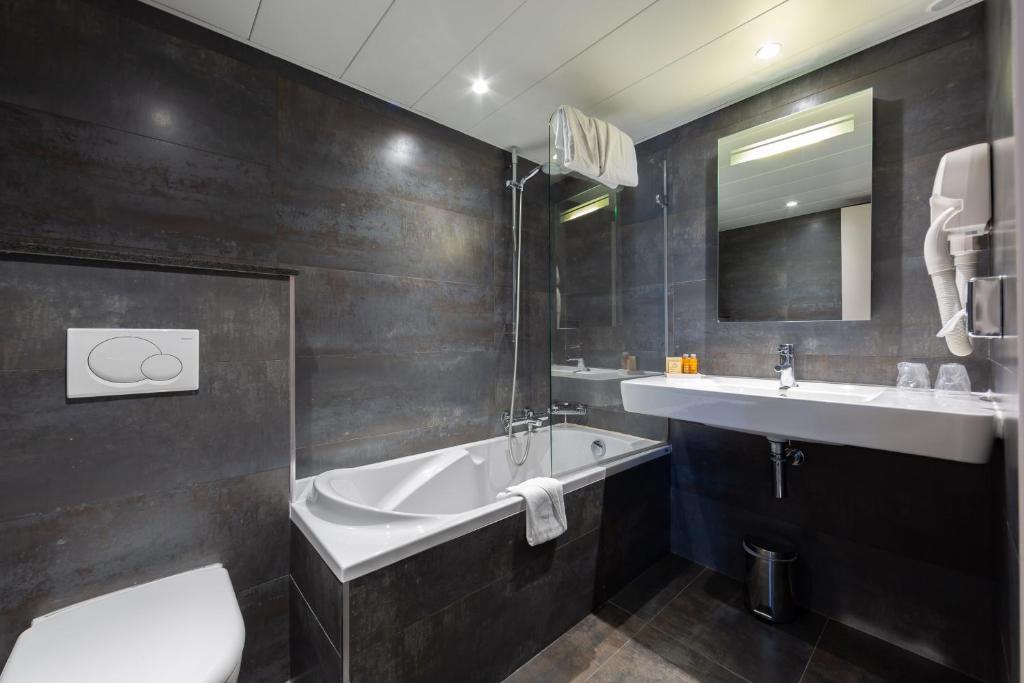 Трехместный (Трехместный номер с ванной), Best Western Sèvres Montparnasse