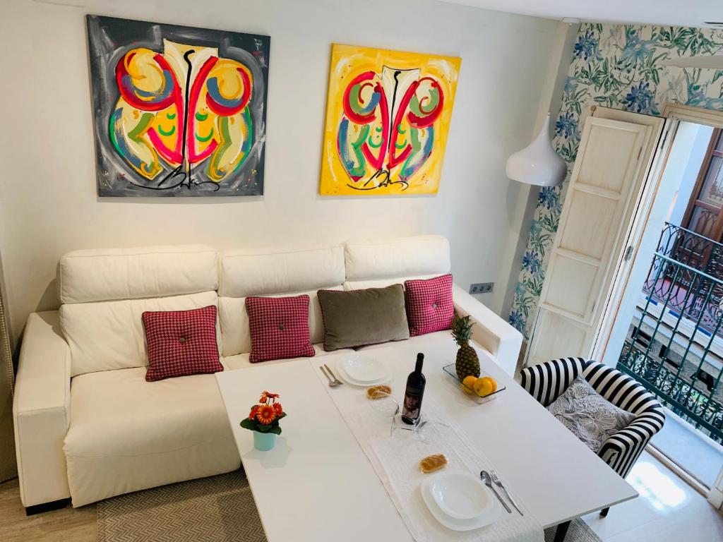 SevilleBnB Group- Cathedral area Studio, Parking optional - Tap to explore photos