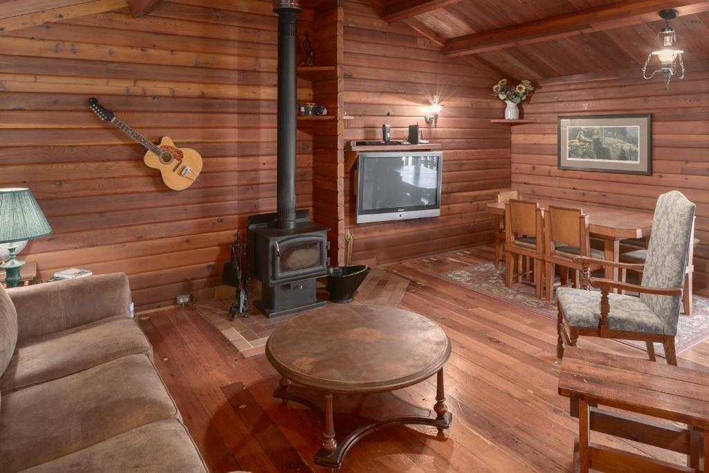 Creekside Cabin photo 1